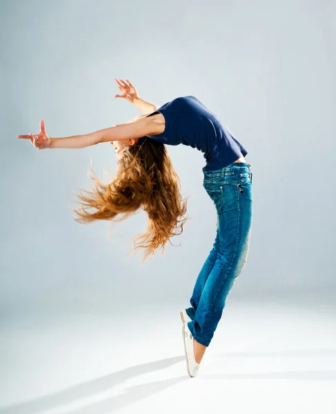 Joven y hermosa bailarina posando —  Fotos de Stock