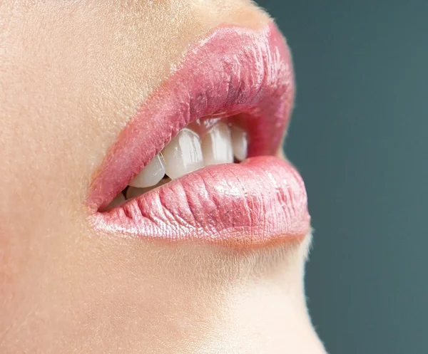 Lábios de mulher bonita — Fotografia de Stock