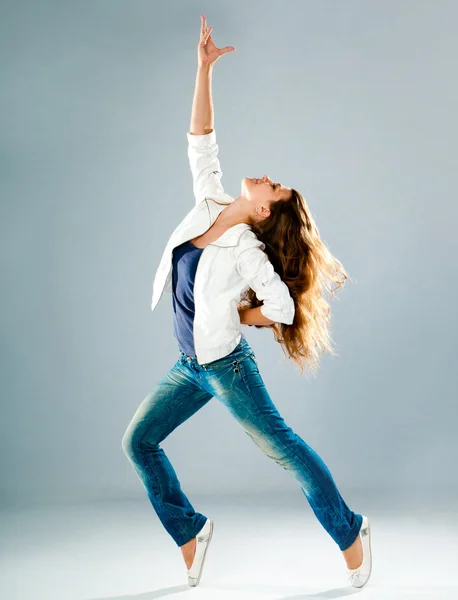 Junge und schöne Tänzerin posiert — Stockfoto