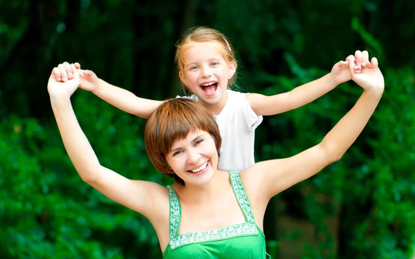 Sorrindo mãe e filha — Fotografia de Stock