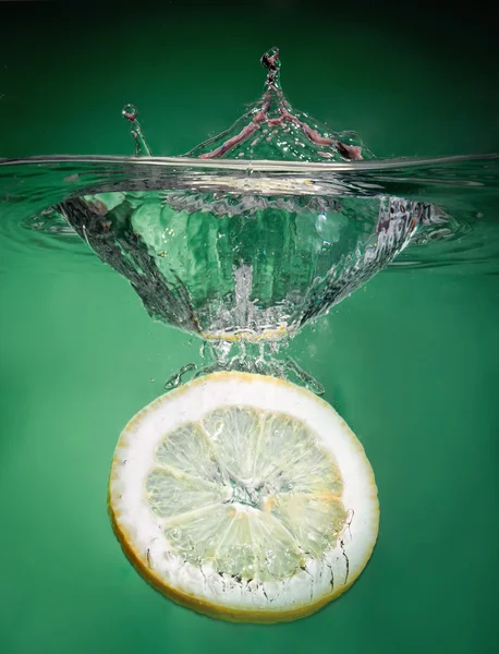 Limón en agua —  Fotos de Stock