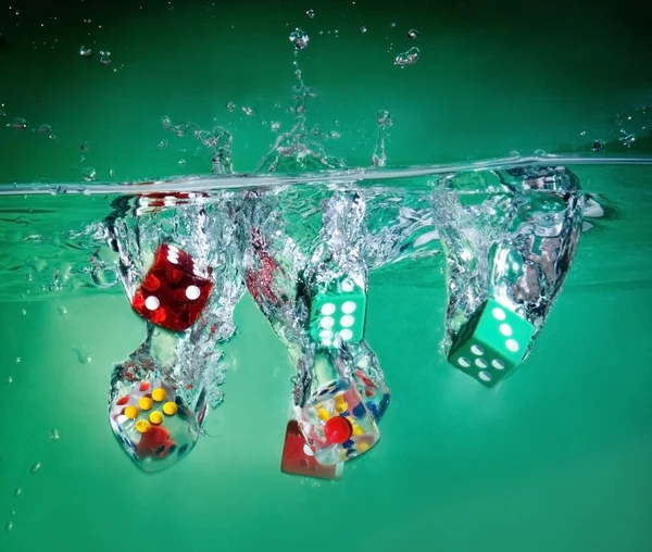 Dobbelstenen in water — Stockfoto