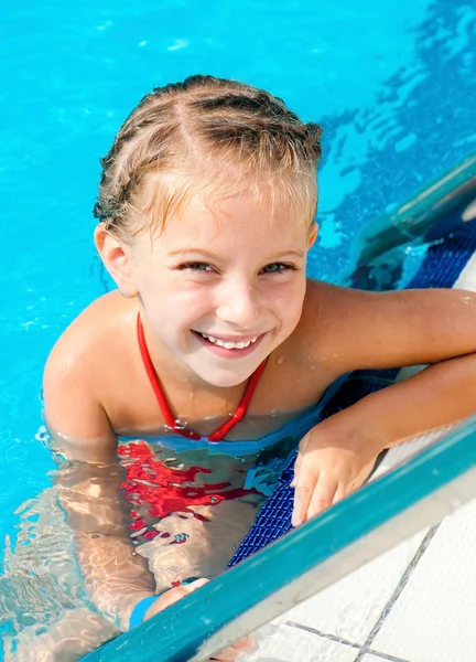 Fată în piscină — Fotografie, imagine de stoc