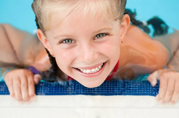Little girl in the pool — Stock Photo, Image