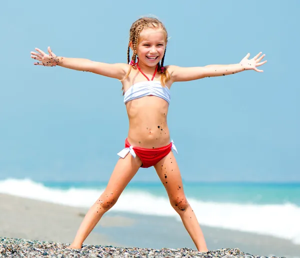 Faccia della bella ragazza su una spiaggia — Foto Stock