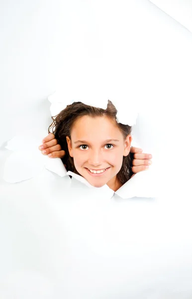 Kleines Mädchen schaut mit Blatt zerrissenen weißen Papiers — Stockfoto