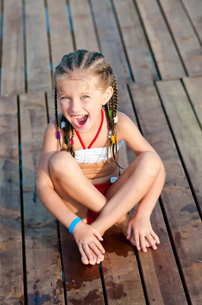 Roztomilá dívka na dřevěné podlahy — Stock fotografie