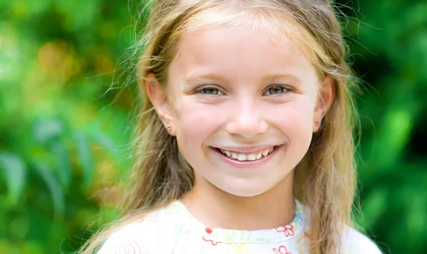 Rosto de menina sorridente — Fotografia de Stock