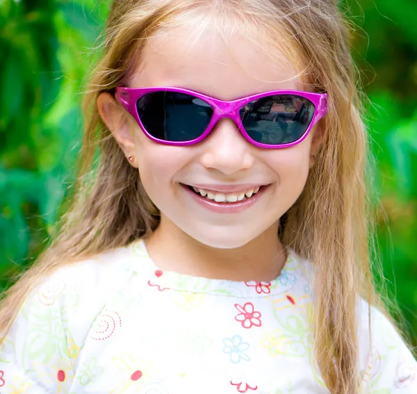Dziewczyna w fioletowe okulary — Zdjęcie stockowe