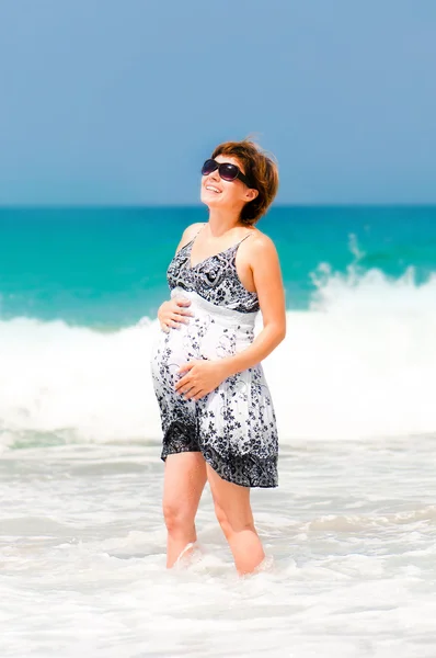 Беременная женщина на берегу моря — стоковое фото