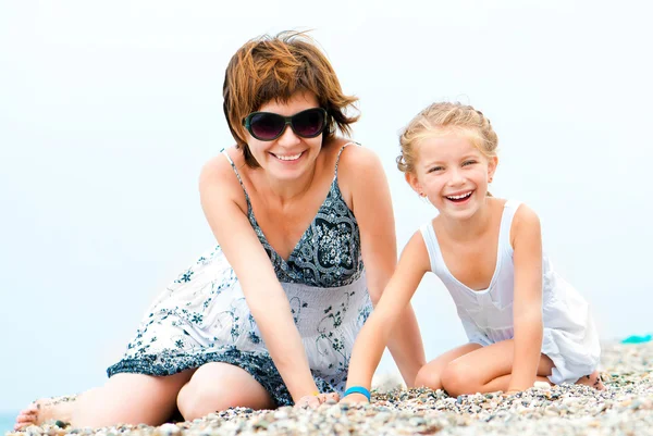 Anne ile kızı deniz kıyısı üzerine — Stok fotoğraf