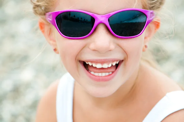 Mädchen mit violetter Sonnenbrille — Stockfoto