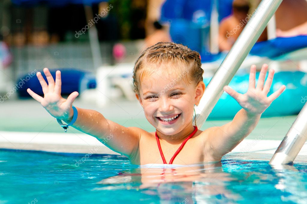 Chica en la piscina fotografía de