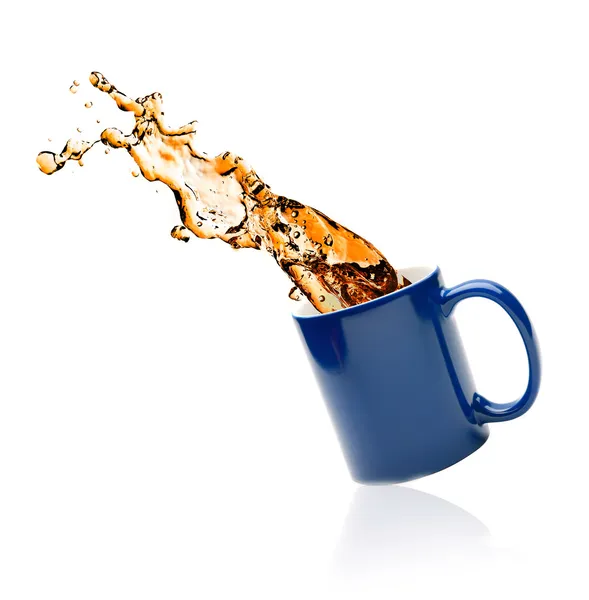 水しぶきとお茶のカップ — ストック写真