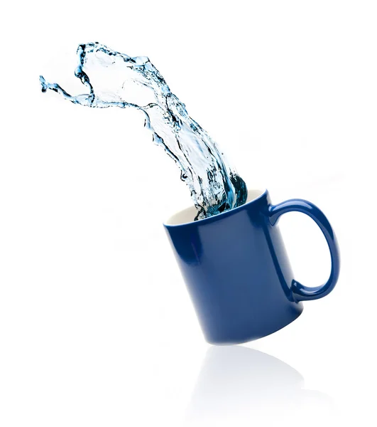 Kopp med stänk av vatten — Stockfoto