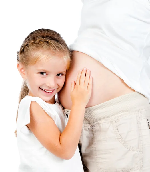 Kleines Mädchen mit Bauch von schwangerer Mutter — Stockfoto