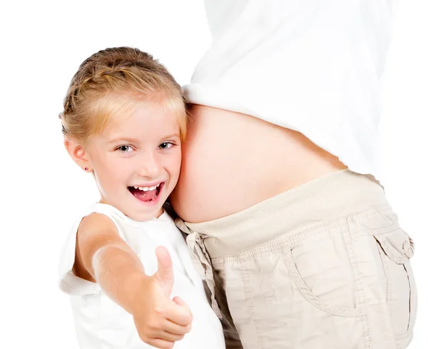 Liten flicka med mage gravid mamma — Stockfoto