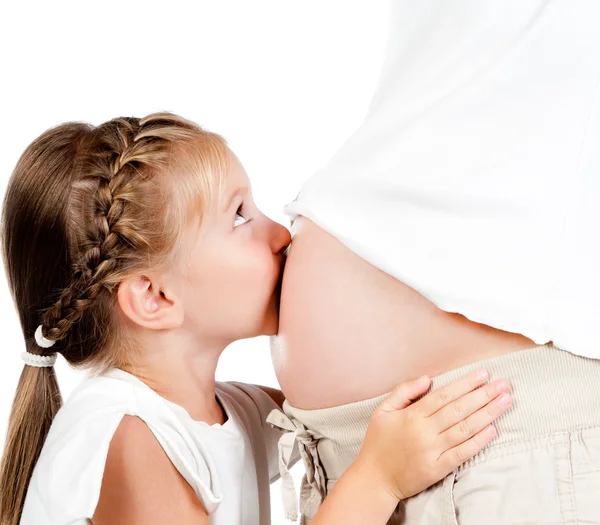 Kleines Mädchen mit Bauch von schwangerer Mutter — Stockfoto