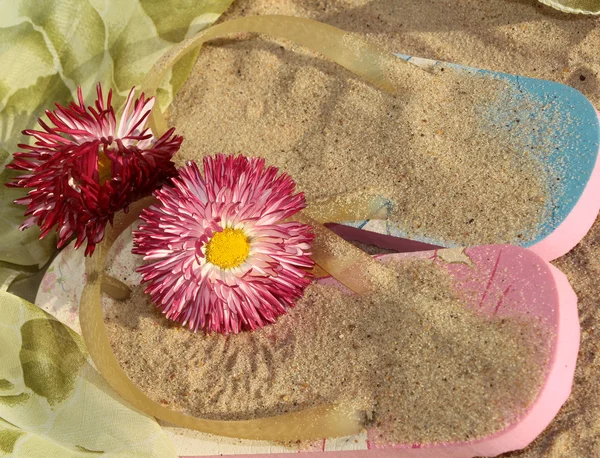Сандалии в песке на пляже — стоковое фото