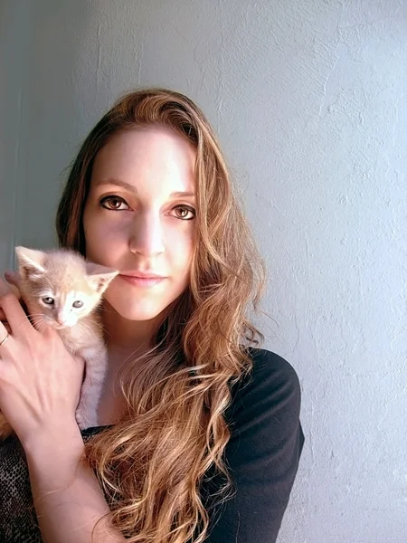 Kedi yavrusu güzel görünümlü bir kadınla — Stok fotoğraf