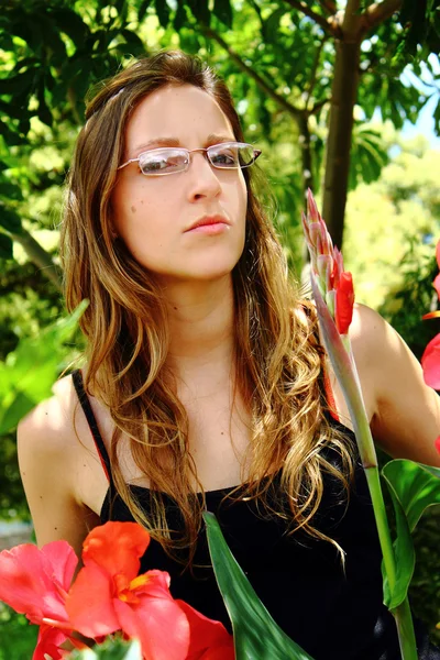 Beautiful woman in garden — Stock Photo, Image