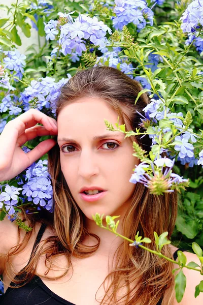 Kobieta w naturze wśród kwiatów, co gest — Zdjęcie stockowe