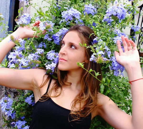 Mulher em flores azuis — Fotografia de Stock