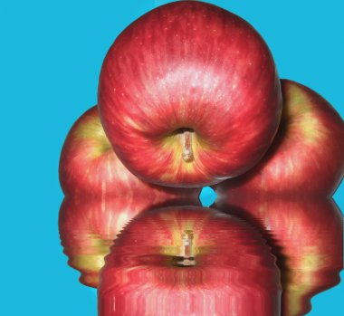 elma suyu üzerinde yığılmış