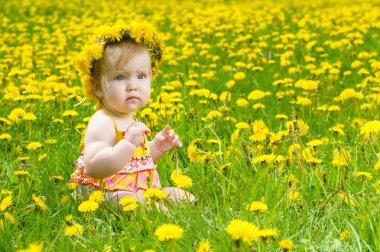 çayır üzerinde mutlu küçük kız