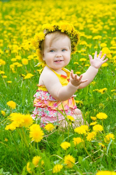 Šťastná holčička na louce — Stock fotografie