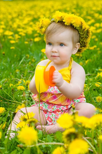 Menina feliz no prado — Fotografia de Stock