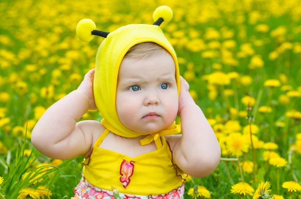 Onnellinen pieni tyttö niityllä — kuvapankkivalokuva