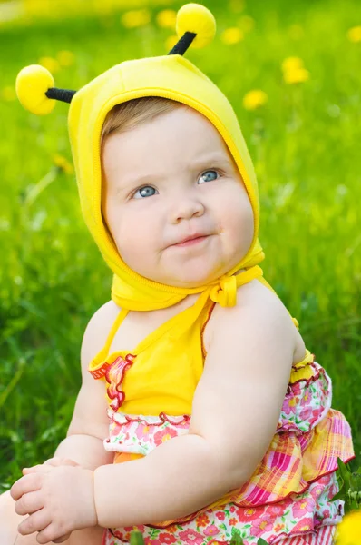 Onnellinen pieni tyttö niityllä — kuvapankkivalokuva