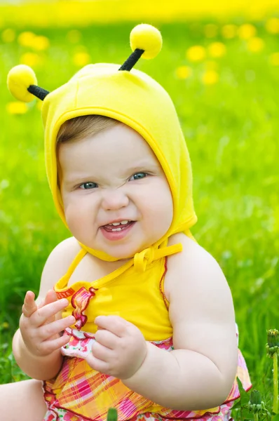 Çayır üzerinde mutlu küçük kız — Stok fotoğraf