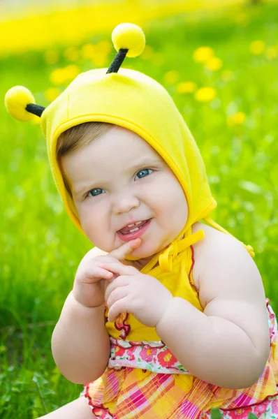 Felice bambina sul prato — Foto Stock