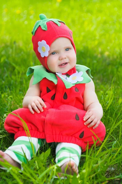 Çayır üzerinde mutlu küçük kız — Stok fotoğraf