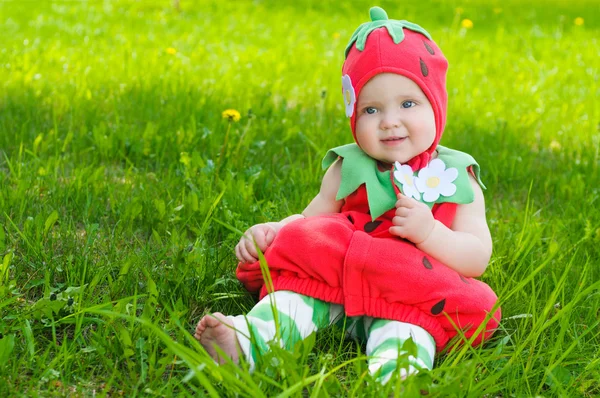 Счастливая маленькая девочка на лугу — стоковое фото