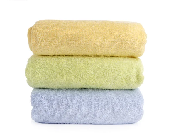 Pilha de toalhas isoladas em branco — Fotografia de Stock