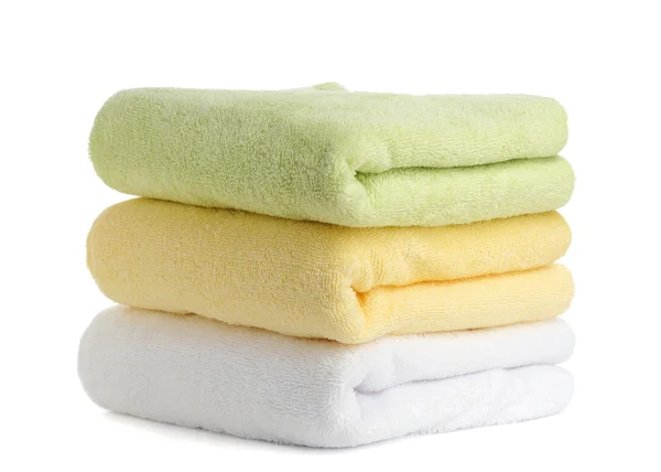 Stapel handdoeken geïsoleerd op wit — Stockfoto