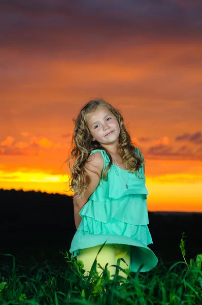 Glad ung flicka resten på gröna fält — Stockfoto