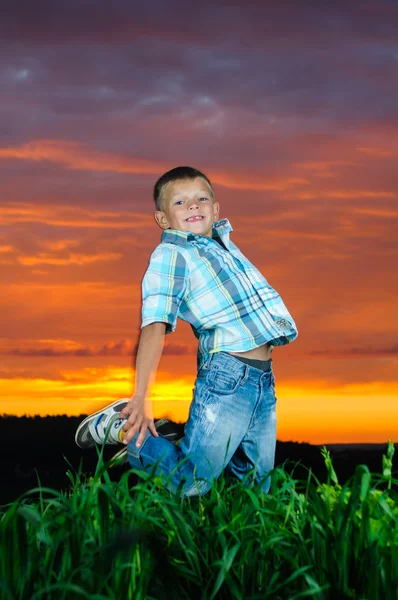 Foto eines kleinen Jungen, der nach draußen springt — Stockfoto