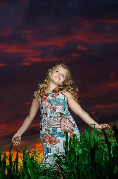 Felice giovane ragazza riposo sul campo verde — Foto Stock