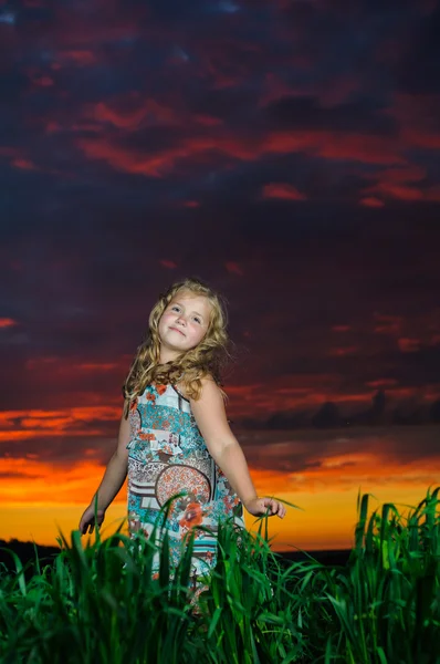 Happy young girl rest on green field — Stock Photo, Image