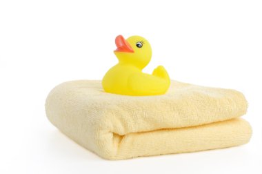 Banyo aksesuarları. banyo havlusu ve sarı lastik ördekleri