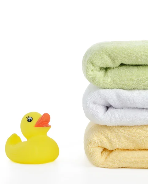 Bath accessories. Bath towels and Yellow rubber duckies — Stock Photo, Image