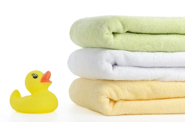 Bad tillbehör. badhanddukar och gul gummi duckies — Stockfoto