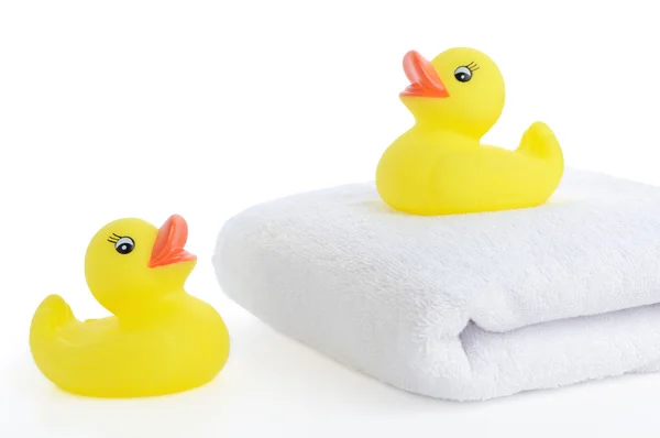 Accessori da bagno. Asciugamani da bagno e paperelle di gomma gialla — Foto Stock