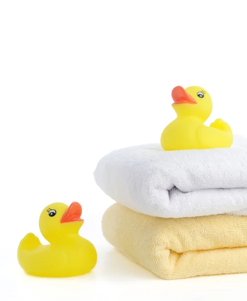 Banyo aksesuarları. banyo havlusu ve sarı lastik ördekleri — Stok fotoğraf