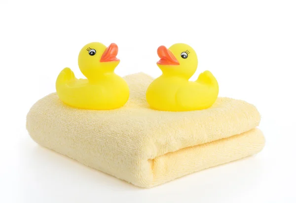 Badzubehör. Badetücher und gelbe Gummientchen — Stockfoto
