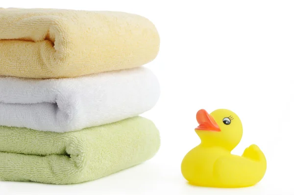 Аксессуары для ванной Ванные полотенца и жёлтые резиновые утки — стоковое фото